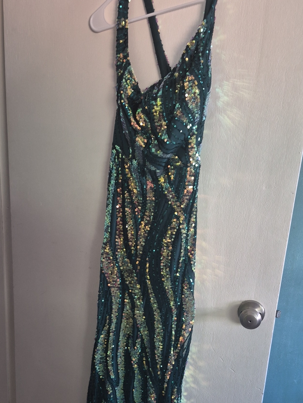 Green Sequin V‑Neck Evening Dress
